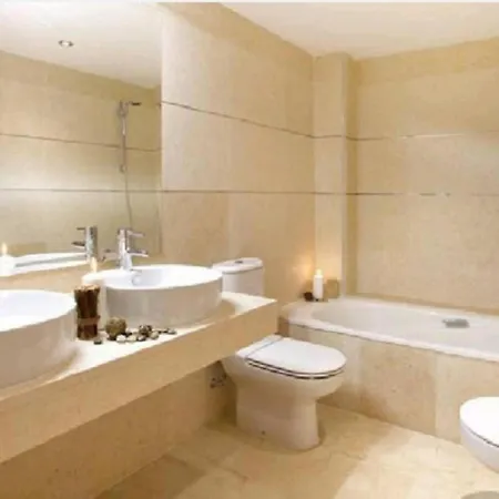 Apartmentsleeps4-golfclub-freeparking-bbq-pool-ac 埃斯特波纳